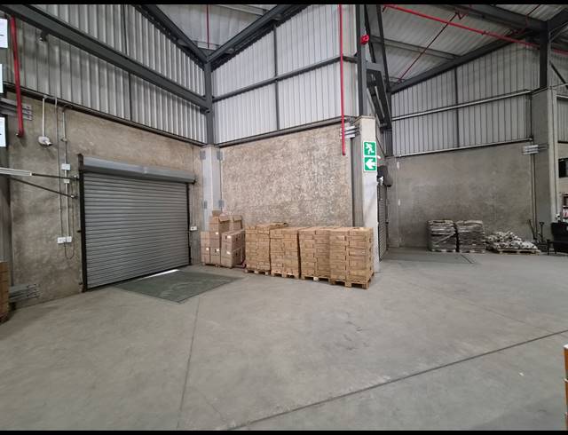 3,500M² WAREHOUSE TO LET IN LONGLAKE